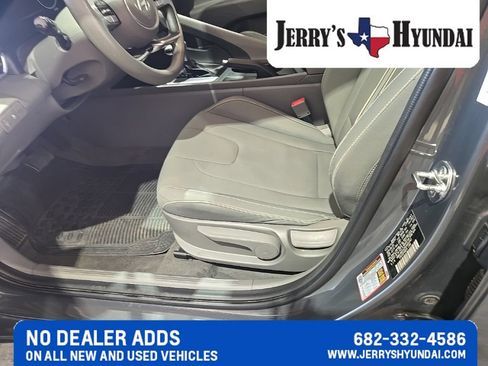 Used 2024 Hyundai Elantra SEL FWD image 9