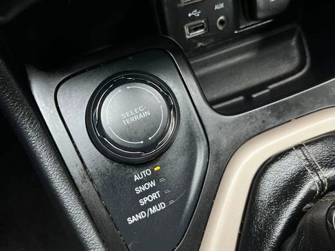 Used 2016 Jeep Cherokee Sport image 15