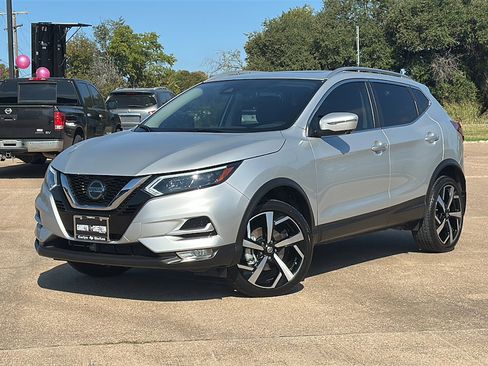 Used 2021 Nissan Rogue Sport SL w/ Premium Package image 2