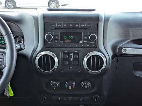 Used 2017 Jeep Wrangler Unlimited Sahara w/ Connectivity Group image 15