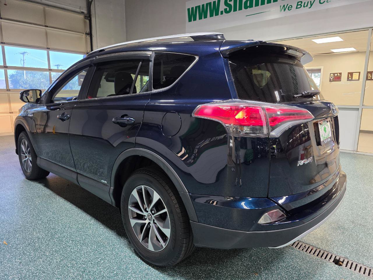 Used 2018 Toyota RAV4 XLE AWD/4WD image 9