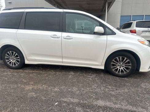 Used 2019 Toyota Sienna L image 2