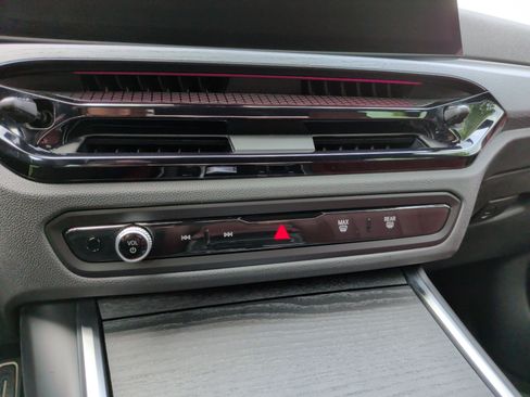 Used 2025 BMW 330i Sedan w/ M Sport Package RWD image 18