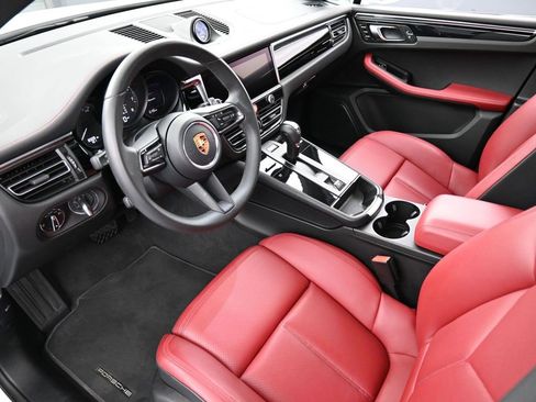 Certified 2025 Porsche Macan image 4