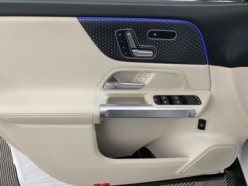 Used 2025 Mercedes-Benz GLB 250 4MATIC image 11