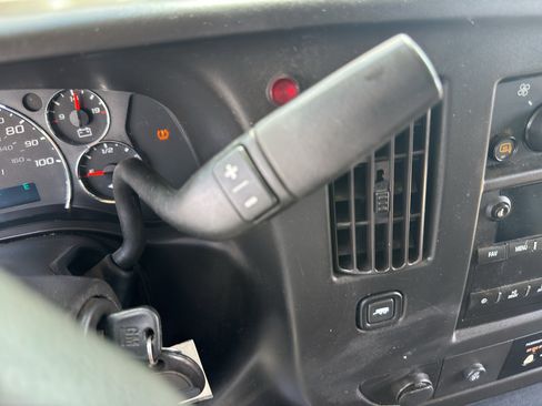 Used 2018 Chevrolet Express 2500 w/ Driver Convenience Package RWD image 14