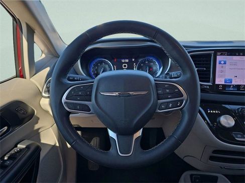 Used 2023 Chrysler Pacifica Touring-L image 25