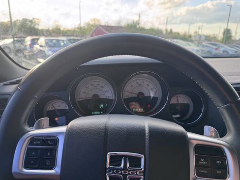 Used 2014 Dodge Challenger SXT image 15