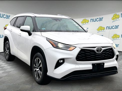 Used 2024 Toyota Highlander XLE image 1