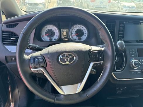Used 2018 Toyota Sienna SE FWD image 3