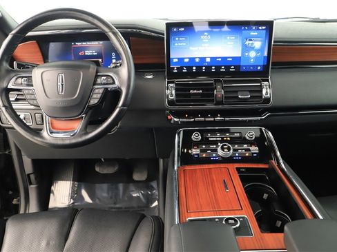 Used 2024 Lincoln Navigator Reserve image 18