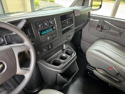 Used 2017 Chevrolet Express 2500 RWD image 31