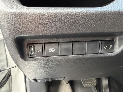Used 2019 Toyota RAV4 XLE w/ Convenience Package FWD image 15