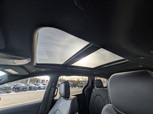 New 2026 Chrysler Pacifica Limited image 3