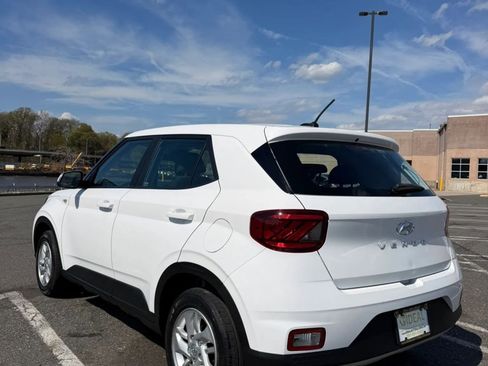 Used 2024 Hyundai Venue SE FWD image 5