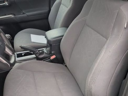 Used 2019 Toyota Tacoma TRD Sport image 11