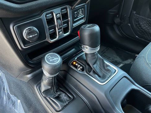 Used 2024 Jeep Gladiator Sport AWD/4WD image 14
