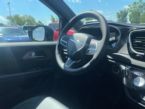 Used 2025 Chrysler Pacifica Select FWD image 30