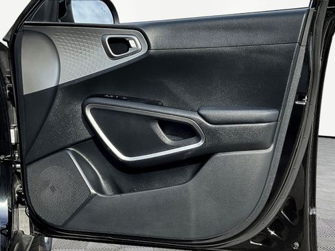 Used 2025 Kia Soul LX FWD image 26