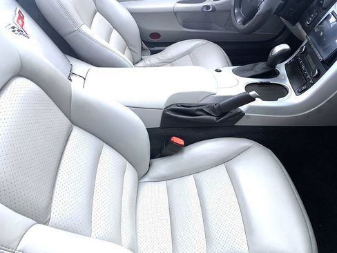 Used 2007 Chevrolet Corvette Convertible w/ Preferred Equipment Group RWD image 12