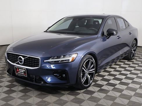 Used 2019 Volvo S60 T5 R-Design image 11