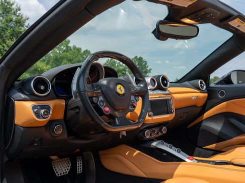 Used 2018 Ferrari California T RWD image 29