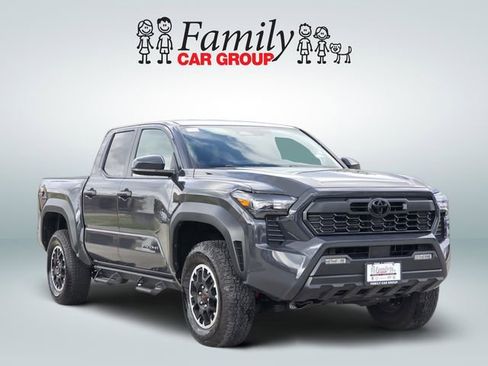 Used 2025 Toyota Tacoma TRD Off-Road image 2