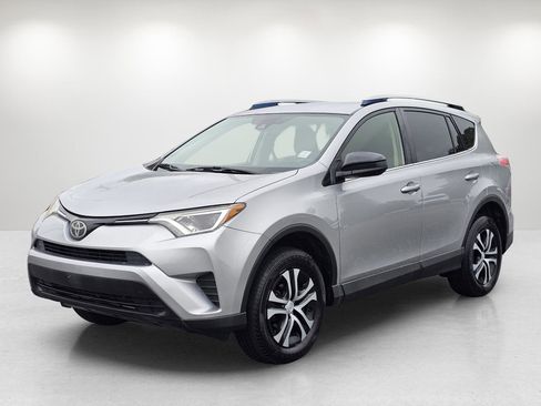 Used 2018 Toyota RAV4 LE image 1