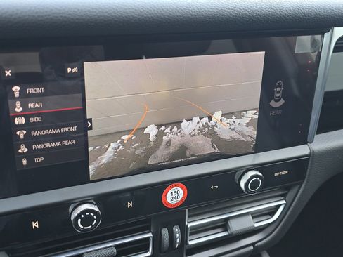 Certified 2025 Porsche Macan image 12