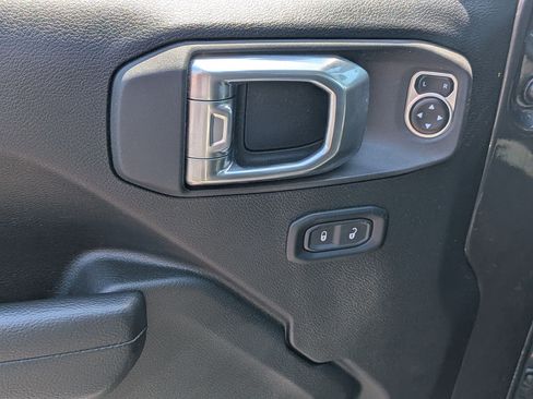 Certified 2024 Jeep Gladiator Sport AWD/4WD image 11