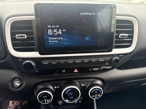 Used 2024 Hyundai Venue Limited FWD image 9
