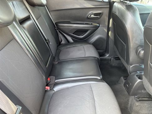 Used 2022 Chevrolet Trax LT w/ LT Convenience Package image 11