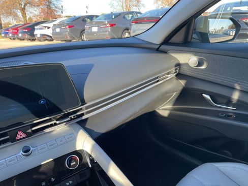 Used 2025 Hyundai Elantra Limited image 34