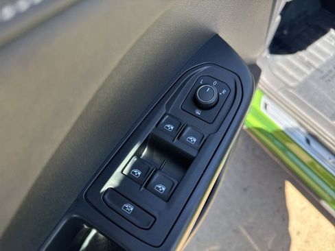 Used 2025 Volkswagen Taos SE AWD/4WD image 11