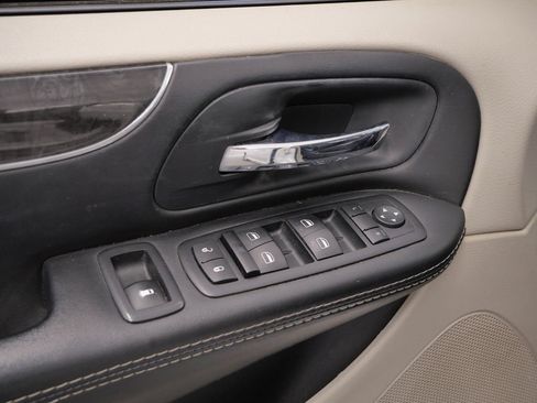 Used 2014 Chrysler Town & Country Touring FWD image 18