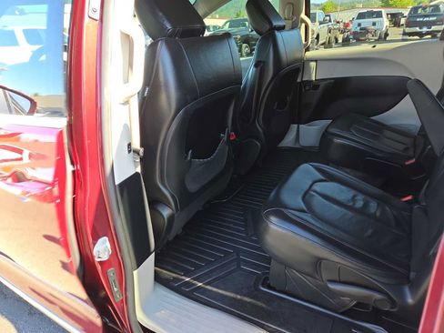 Used 2020 Chrysler Pacifica Touring-L w/ Tire & Wheel Group FWD image 20
