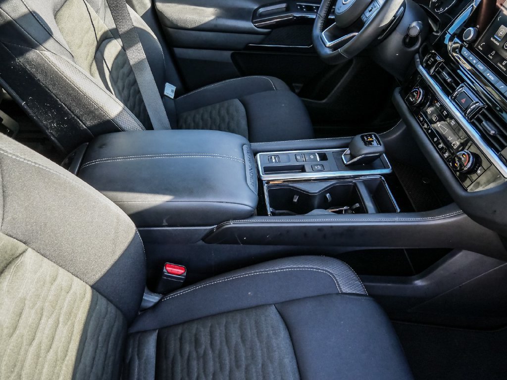 Used 2025 Nissan Pathfinder SV w/ SV Premium Package FWD image 16