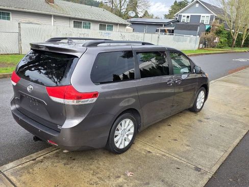Used 2014 Toyota Sienna XLE image 5