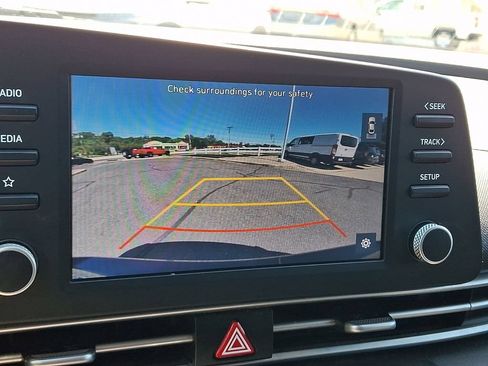Used 2021 Hyundai Elantra SE FWD image 4
