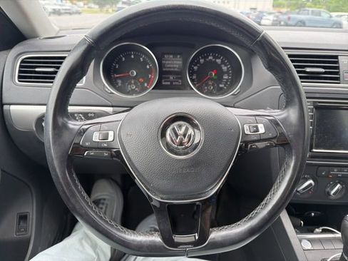 Used 2017 Volkswagen Jetta SE FWD image 8