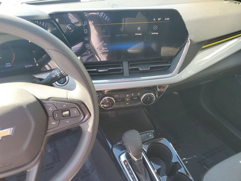 Used 2025 Chevrolet Trax LT image 23
