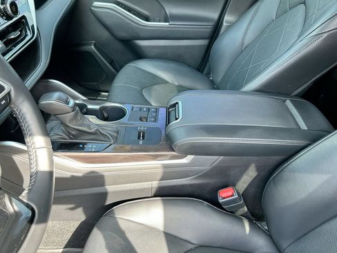 Used 2024 Toyota Highlander Platinum FWD image 30