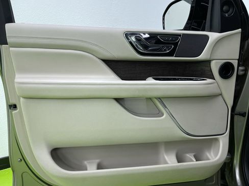 Used 2018 Lincoln Navigator Reserve w/ Technology Package image 16