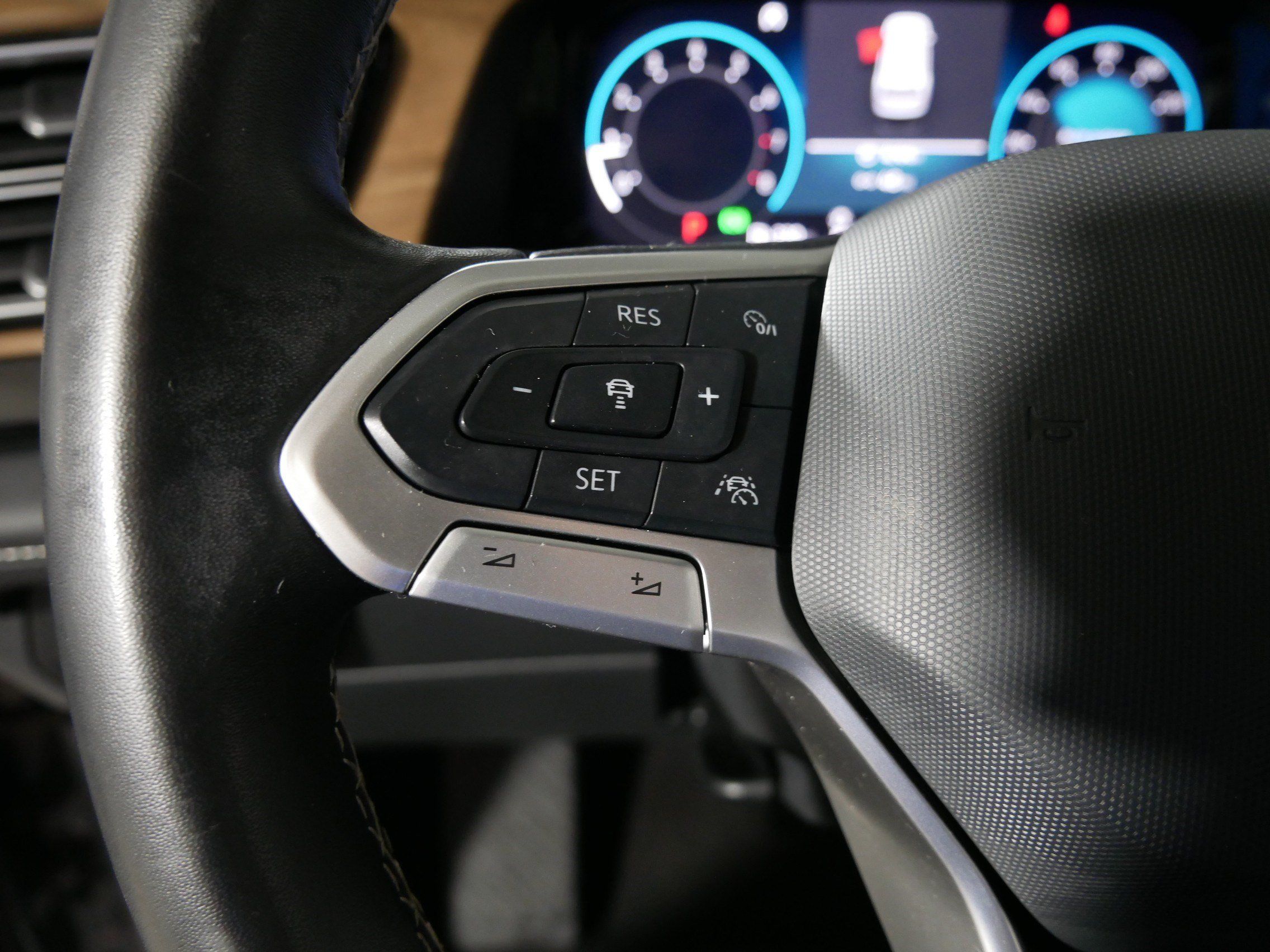 Used 2024 Volkswagen Atlas SE AWD/4WD image 27