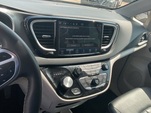 Used 2024 Chrysler Pacifica Touring-L FWD image 30