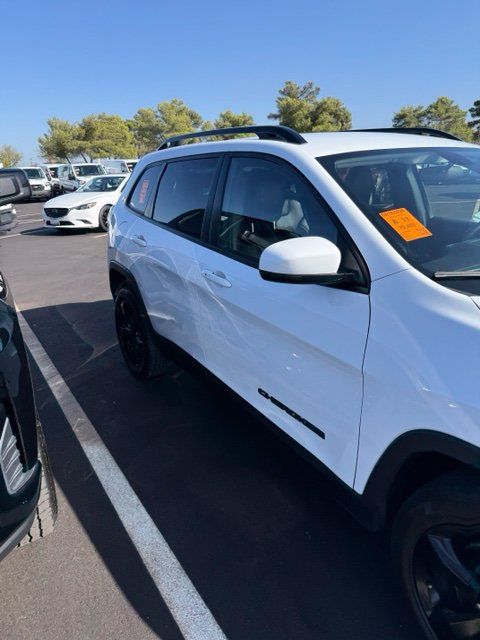 Used 2019 Jeep Cherokee Latitude Plus FWD image 3