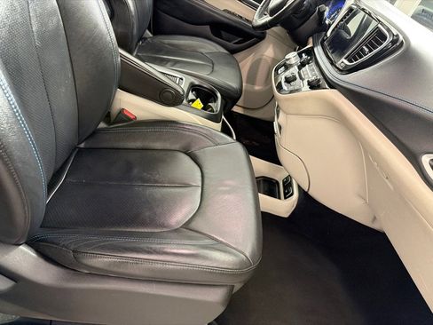 Used 2021 Chrysler Pacifica Touring-L image 25