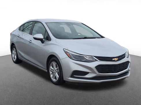 Used 2018 Chevrolet Cruze LT w/ Convenience Package image 8