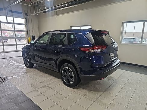 Used 2025 Nissan Rogue SV image 3