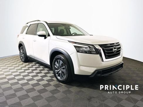 Used 2024 Nissan Pathfinder SV FWD image 1